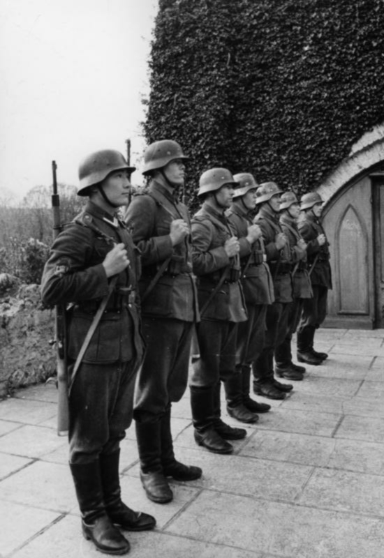 1942 год в 60 фотографиях