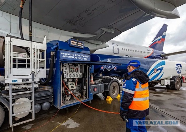 Это не дым из двигателя, это шлейф из водяного пара