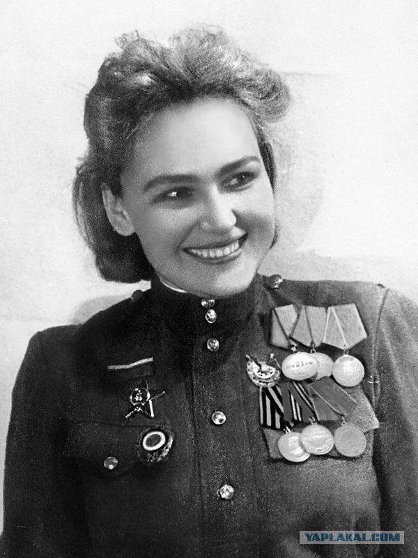 Женщины и война. Только улыбки