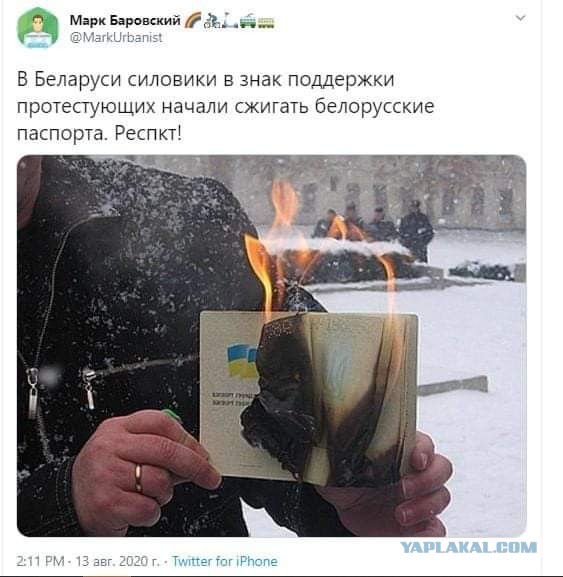 В центре Минска силовики опустили щиты в знак солидарности с манифестантами