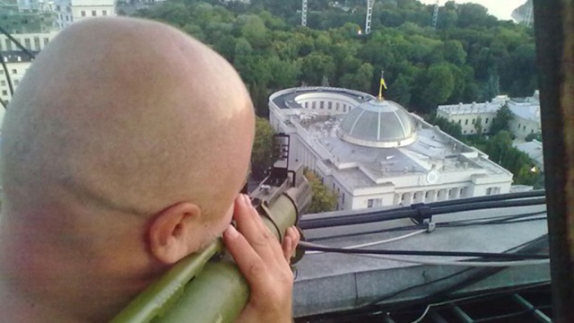 В Кабинет Министров Украины прорывается неизвестный мужчина, угрожает взорвать внутри гранату.
