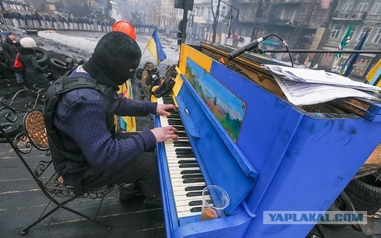 В такой ситуации остаётся только играть...