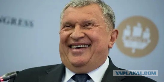 Золоченый унитаз, копия шапки Мономаха и нож со свастикой