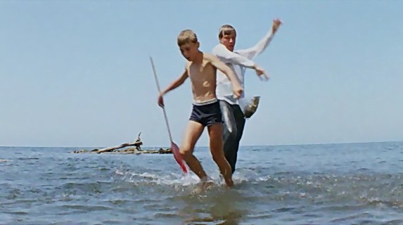 С мамой на море