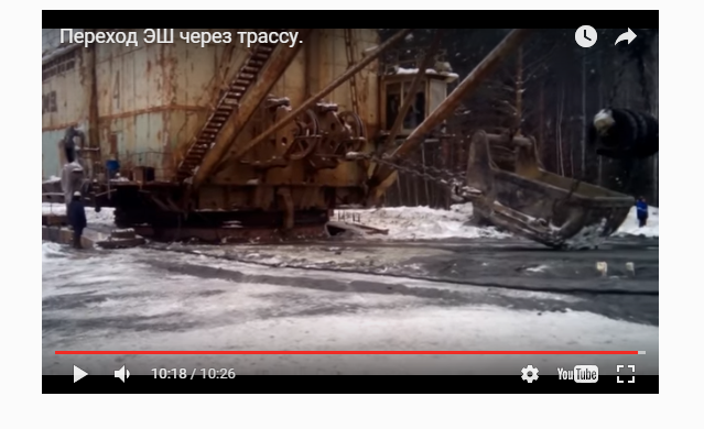 Движение шагающего экскаватора весом более 700 тонн по дороге в Свердловской области