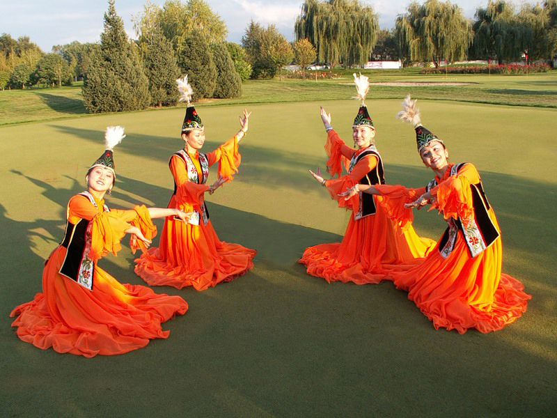 Казахский национальный танец. Народные танцы Казахстана. Казахский танец. Казахские национальные танцы. Казахский костюм для танца.