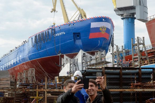 В Петербурге спустили на воду корпус атомного ледокола "Сибирь"