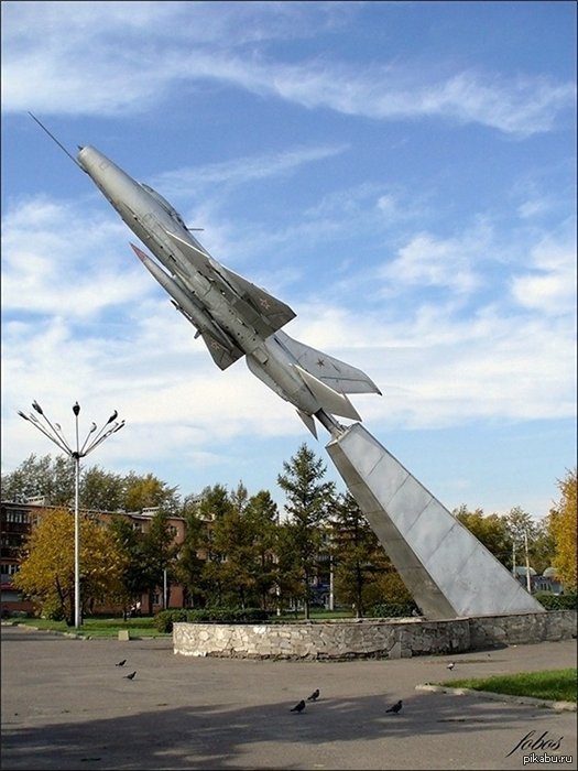 Самолет во дворе