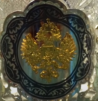 Перрон во дворе и золотой вагон: что нашли во дворце Медведчука