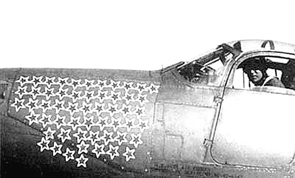 Советский истребитель сбил. Аэрокобра Покрышкина звездочки. Отметки о сбитых самолетах. Самолет со звездочками на фюзеляже.