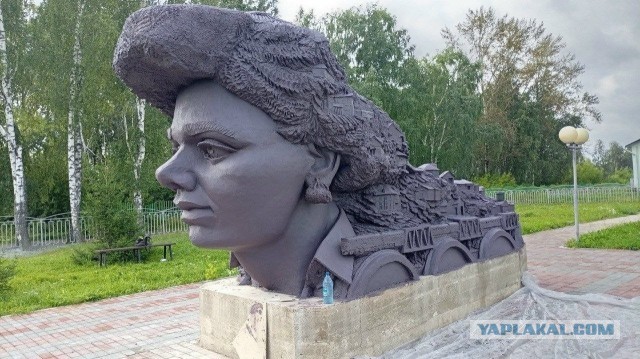 В Красноярском крае установили скульптуру «девушки-поезда»