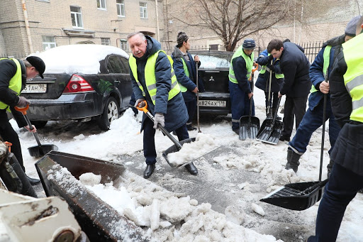 Дворники толпой избили петербуржца за замечание по качеству уборки