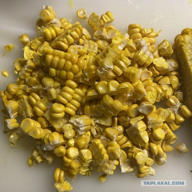 Рыбный чаудер с картофелем, кукурузой и хрустящим беконом.