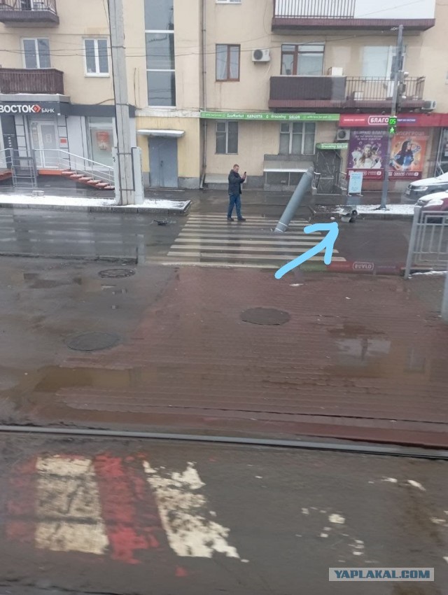 Это пешеходный переход возле конного рынка в Харькове