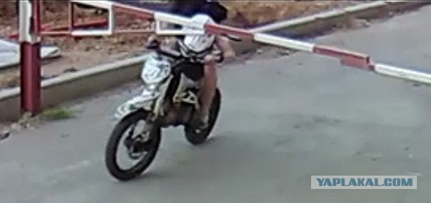 Когда ты вроде такой крутой молодой мотоциклист, а потом вдруг взрослые дяди подходят и спрашивают: "Ты долб**б?"