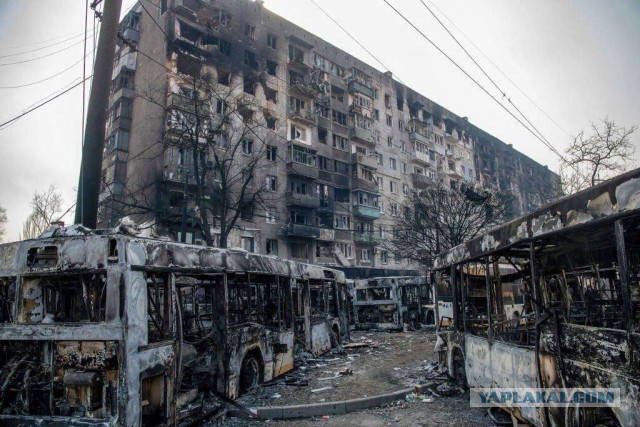 Разбитая при боях за город школа №11 в Мариуполе