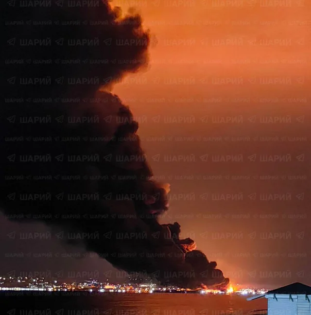 В Феодосии продолжает гореть нефтебаза