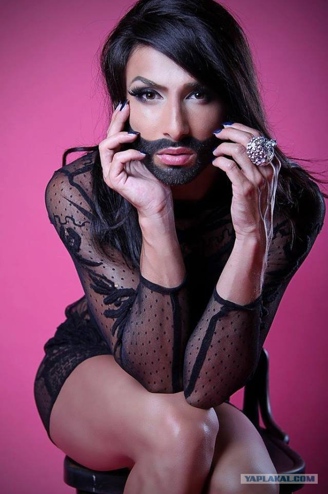 Азарова, сбежавшего в Вену, массово "троллят"