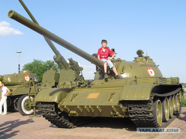 Из музея войны в Донецке вывезли танк !