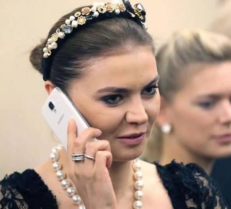 Срочный звонок вчера прервал совещание Путина.