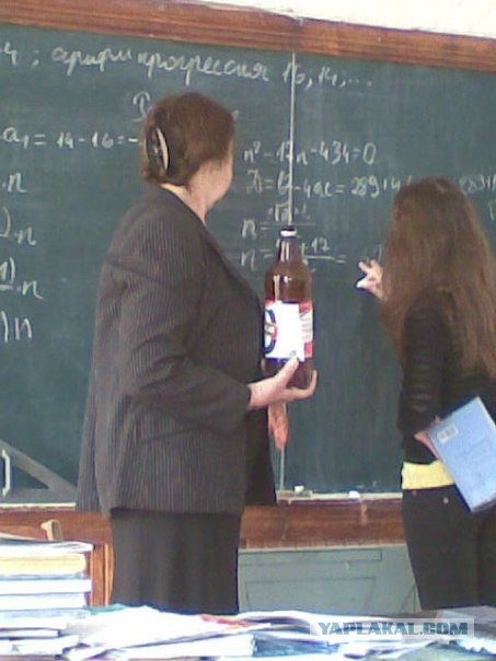 Учительница объясняет школьнице задание