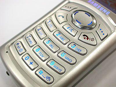 А помните... В свое время этот телефон превратил Самсунг из неудачника в «царя горы» — Samsung C100
