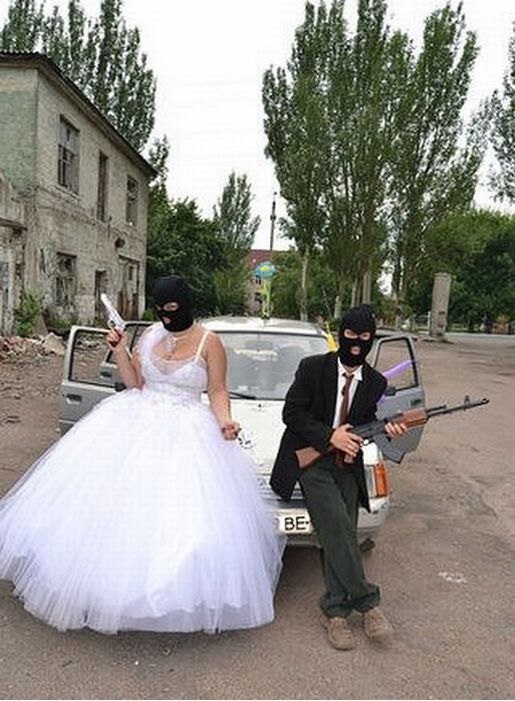 А эта свадьба, свадьба, свадьба пела и плясала