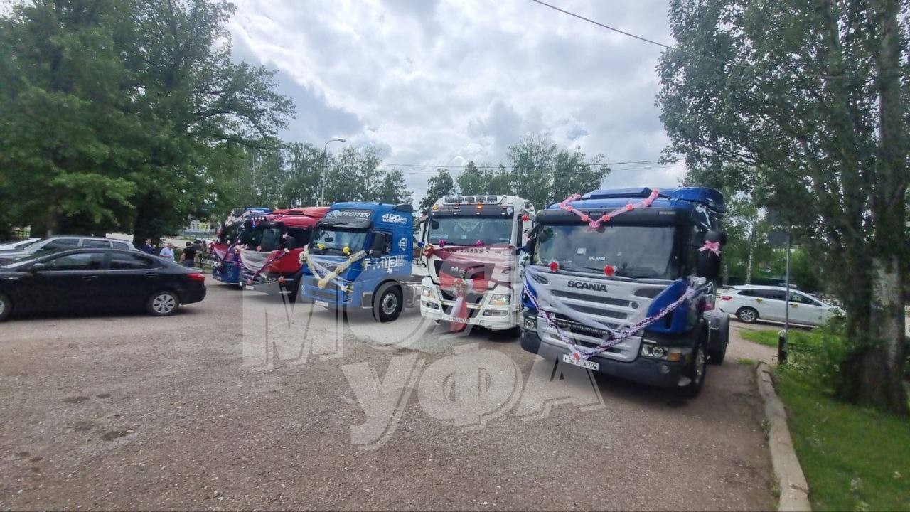 Такого свадебного кортежа вы ещё не видели.