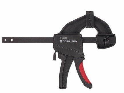 Парниша закукожил две деревяшки