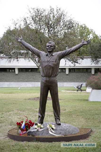 В США открыли памятник первому космонавту Юрию Гагарину.
