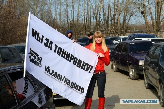 Наглухо затонированные создали пробку в Перми