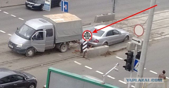 Mercedes застрял в свежем бетоне