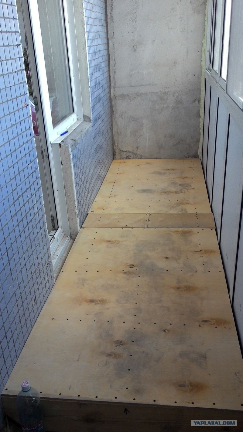 Варианты пола на балконе. Osb плита на пол балкона. Дсп на полу балкона. Пол на балконе из осб на лагах. Обшивка балкона фанерой.