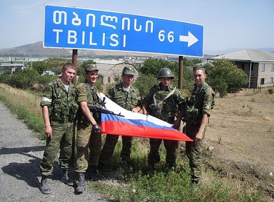 "Россия - оккупант" : что вы сделаете, если на ваш чемодан наклеят такой стикер?