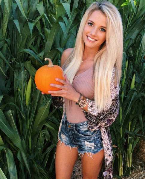 Лето! Булки на прогулке или девушки в шортах.