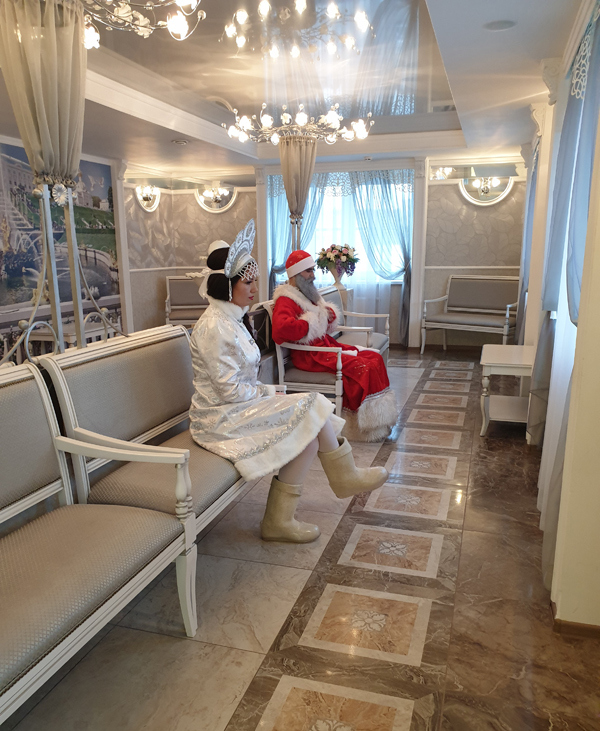 В ЗАГСе Петергофа отказались торжественно поженить Деда Мороза и Снегурочку