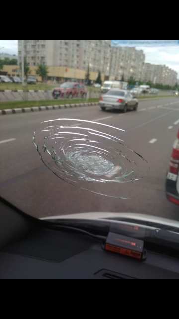 Зачем дальнобойщики кидают болты в встречный автомобиль