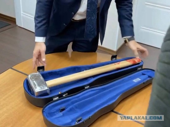 Пригожин отправил Европарламенту кувалду с логотипом ЧВК "Вагнера" и следами "крови"