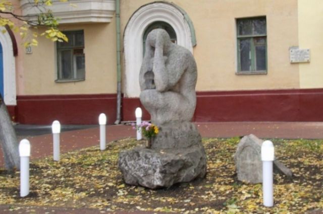 В Луганске демонтировали памятники «Жертвам сталинских репрессий» и «Жертвам голодомора»