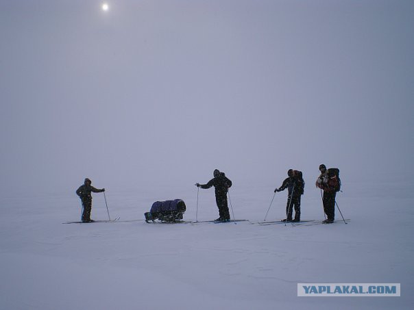 Лыжник провалился в промоину на Байкале