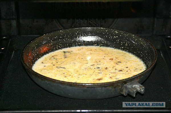 Омлет с копченой грудинкой и трюфелями.