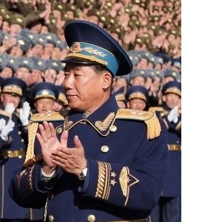 Лидер КНДР Ким Чен Ын с дочерью по случаю Дня авиации страны посетил одно из подразделений ВВС страны