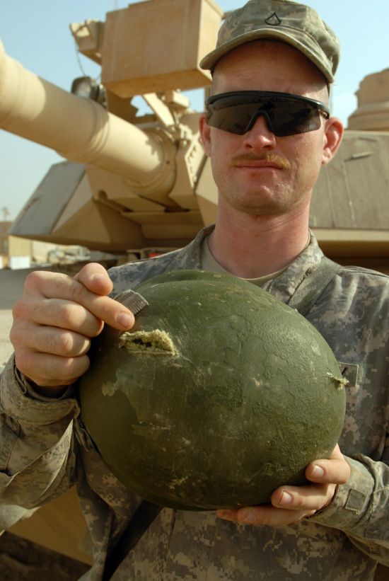 Как каски спасают солдатские жизни