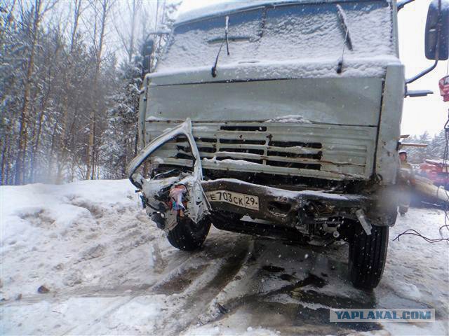 Два человека погибли в жутком ДТП на трассе в Архангельской области