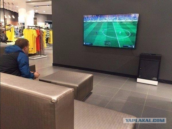 Мужья, ожидающие жен в магазинах