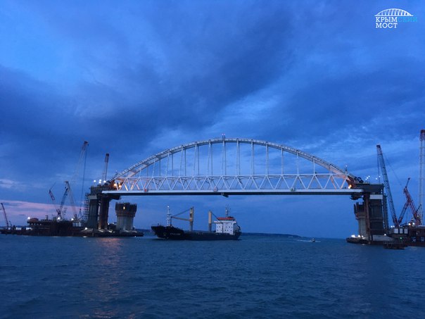 Под аркой моста в Крым прошло первое судно