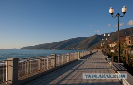 ''Осенний вечер в Гаграх''. Как живёт бывший советский курорт