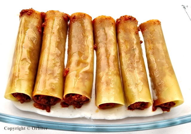 Каннеллони фаршированные грудинкой., С томатным соусом.