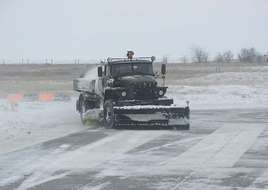 Самолет авиакомпании «Победа» не смог вылететь из Перми в Москву из-за заснеженной полосы. Он просто завяз в сугробах