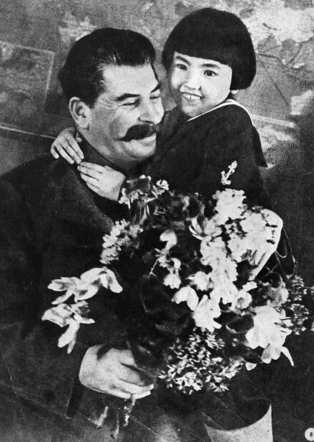 Куда пропала самая смелая девочка СССР,которая поцеловала Сталина.